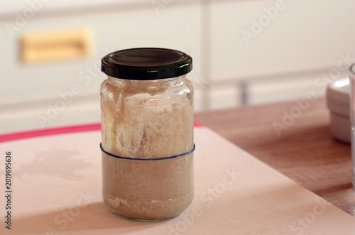 Sauerteig füttern