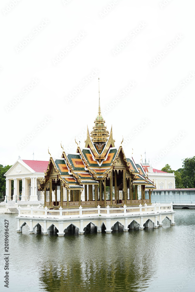 Obraz premium Temple architecture in Siam Bangkok beautifully reflects Thai culture beside the peaceful river, creating a stunning travel destination in Asia. 