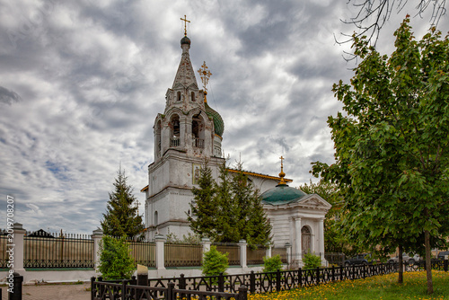 Foto White church with golden dome stands tall