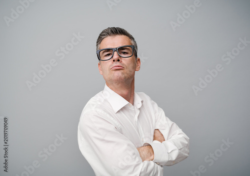 Obraz na płótnie Arrogant snobbish man posing with arms crossed