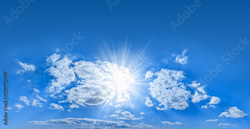 Tableau sur toile Bright rays shining sun at center of composition formed large group cumulus clouds