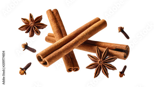 Photos Cinnamon sticks star anise and cloves scattered, isolated on transparent backgro