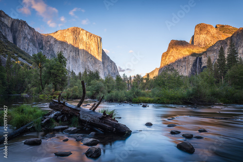 Photos Natural scenery of El Capitan in Yosemite National Park, California, USA