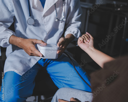 Quadro su tela The doctor measures blood pressure to the patient