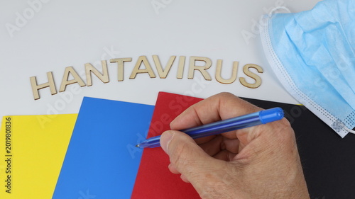 Hantavirus scritto su un modulo da compilare con spazio per il testo, un concetto scritto a mano da un uomo con una penna.