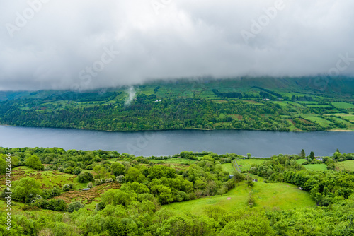 Foto View from the Devils Chimney Waterfall area toward Glencar Lough in northwest Ireland