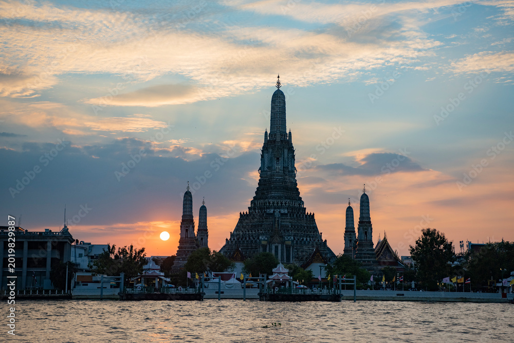 Naklejka premium THAILAND BANGKOK WAT ARUN SUNSET