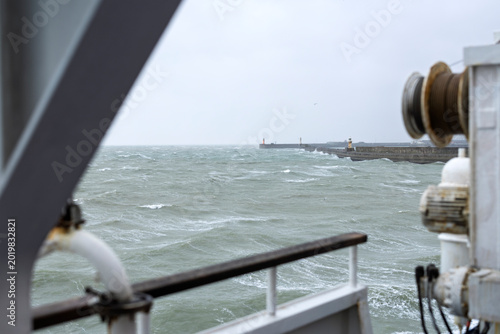 Foto boat enters the harbour off dover