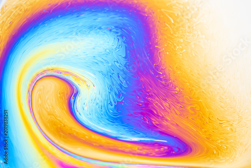 Cuadro en lienzo Vibrant swirling colors of a soap bubble surface create an abstract pattern