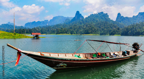 Fotografia Traditional longtail boat on Cheow Lan Lake in Khao Sok National Park, Surat Thani, Thailand