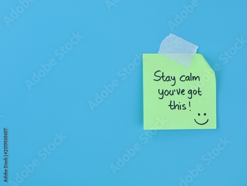 Foto Stay calm you’ve got this message handwritten on green adhesive note on blue background