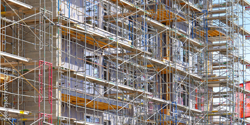 Fotografía Construction site featuring scaffolding on a modern building.