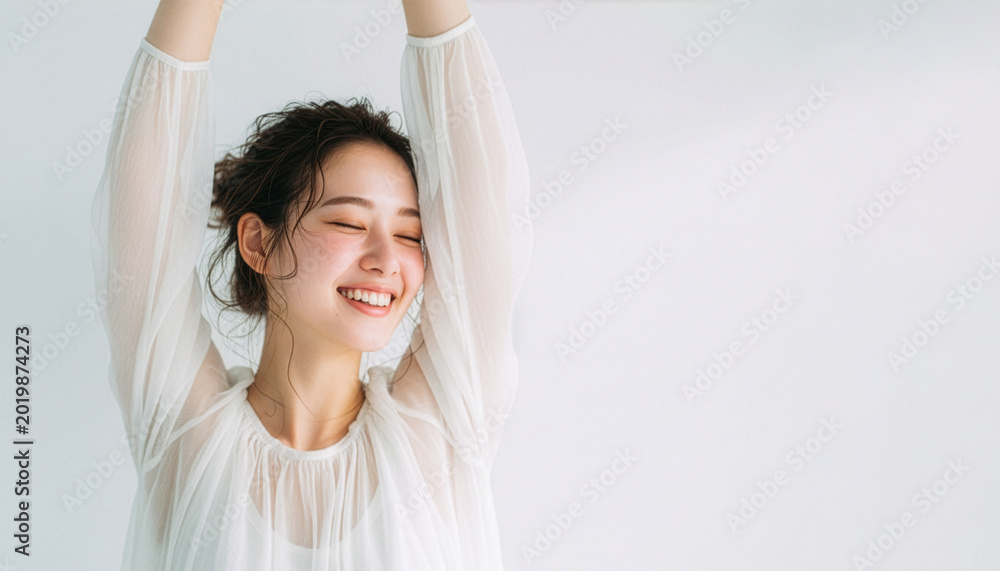 Fototapeta premium ナチュラルなモデル女性の自然光美容ポートレート