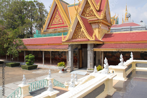 Photos hall in a buddhst complex (silver pagoda) at the royal palace in phnom penh in c