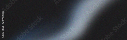Photos Curved white light beam on dark grainy background with film texture