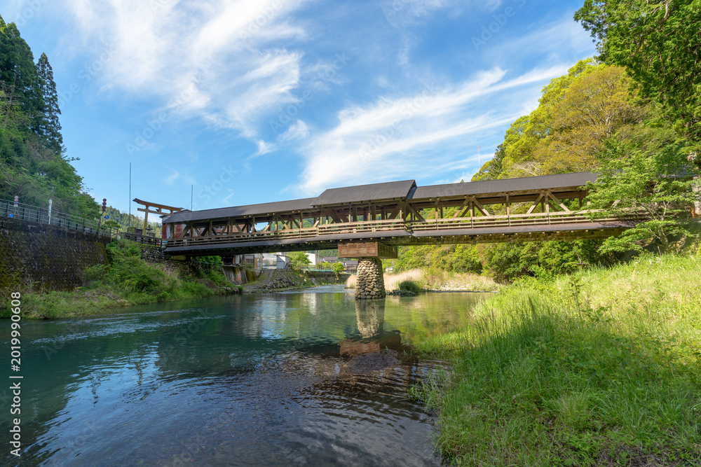 Fototapeta premium 梼原川に架かる三嶋神社の神幸橋と美しい木造橋の風景