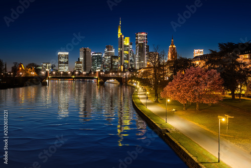 Frankfurt am Main, Blick von der Ignaz-Bubis-Brücke zur blauen Stunde