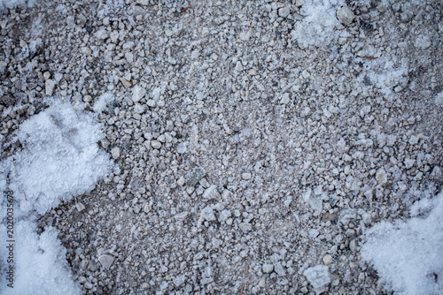 Photos suolo naturale fatto di ghiaia e roccia di colore chiaro ghiacciato, in inverno,