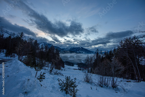 Canvastavla ampia vista panoramica di un ambiente naturale innevato, tra le montagne del Fri