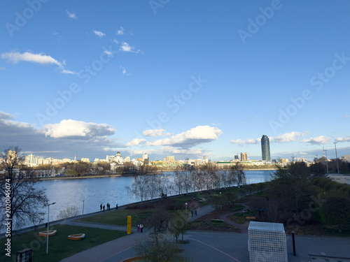 Obraz na płótnie City skyline with river view and clouds under blue sky