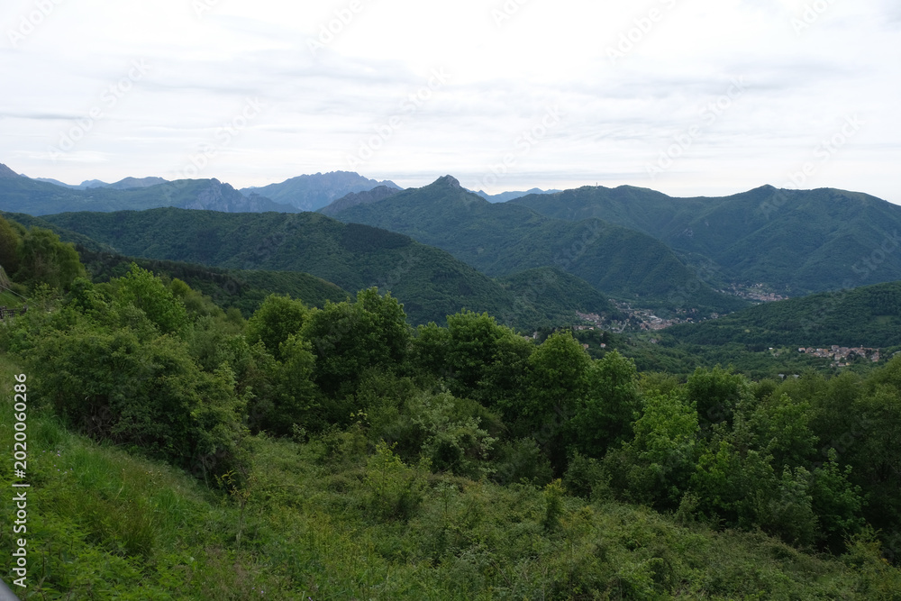 Obraz premium Panorama dalla Colma di Sormano in provincia di Como, Lombardia, Italia.