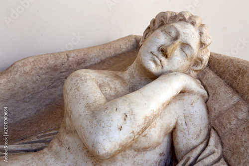 Quadro su tela Dettaglio di una scultura classica in marmo raffigurante una figura dormiente o
