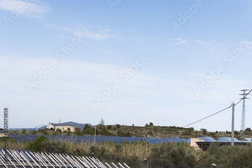 Fotografi Extensive solar panels creating sustainable energy in a rural field with power l