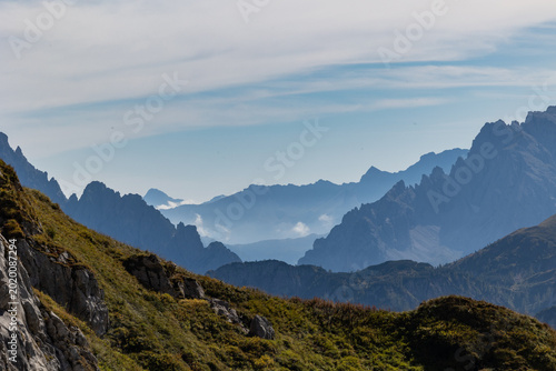 Foto vista dettagliata su varie catene montuose Alpine in alta quota tra le montagne