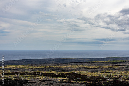 Foto High angle view of a vast black lava field meeting the blue Pacific Ocean at Haw