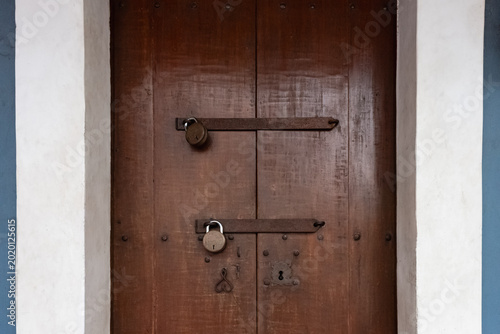 Schilderij op canvas Close up photo of old wooden door with a double lock