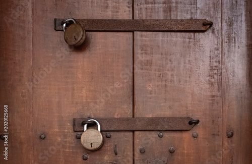 Valokuva Close up photo of old wooden door with a double lock