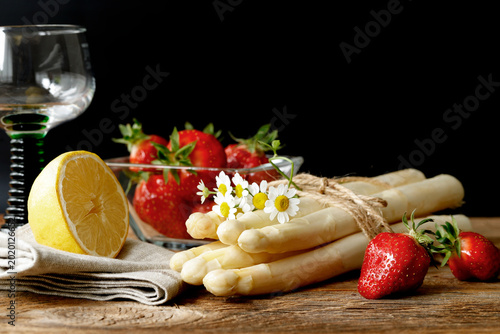 Spargel mit Erdbeeren