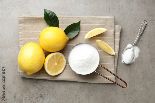 Bild auf Leinwand Baking soda and cut lemons on light table, flat lay