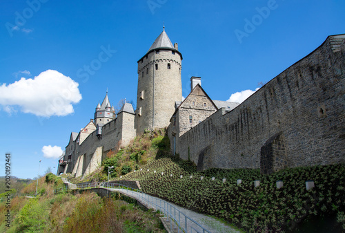 Die Burg Altena befindet sich auf einem Bergsporn des Klusenbergs in der Stadt Altena an der Lenne im Märkischen Kreis in Nordrhein-Westfalen