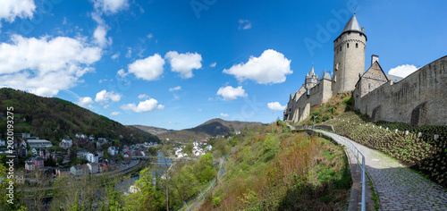 Die Burg Altena befindet sich auf einem Bergsporn des Klusenbergs in der Stadt Altena an der Lenne im Märkischen Kreis in Nordrhein-Westfalen