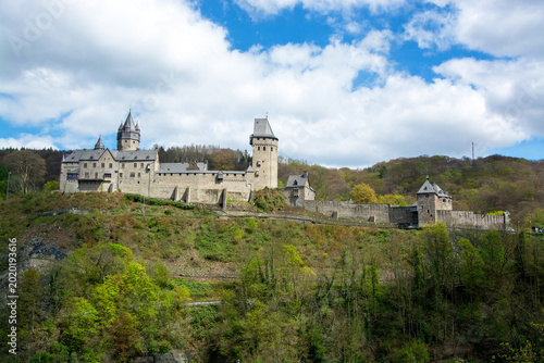 Die Burg Altena befindet sich auf einem Bergsporn des Klusenbergs in der Stadt Altena an der Lenne im Märkischen Kreis in Nordrhein-Westfalen