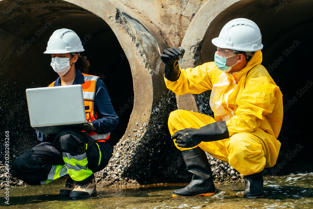 Ταπετσαρία Researchers in safety uniforms checking water transparency and quality near an e