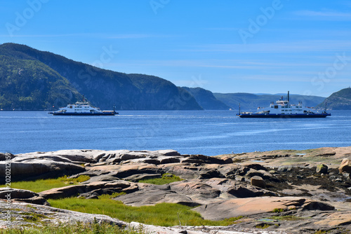Bac se croisant dans le Fjord du Saguenay