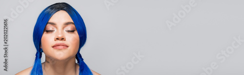 Foto Vibrant young woman showcasing stylish blue hair and a blissful expression