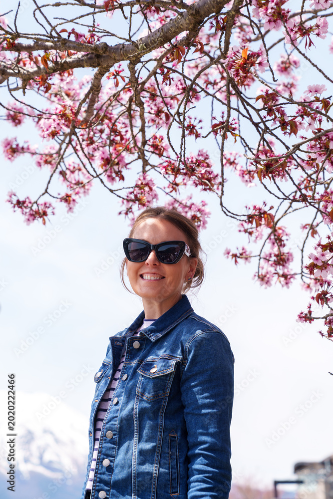 Φωτογραφία Brunette woman poses with cherry blossoms, Mt Fuji in background