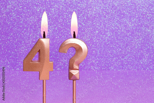 Number 4 and question mark on a pink background with blurred bright dots - Birthday or anniversary card with abstract blurred dots that glow