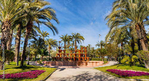 Foto Fuente de la Glorieta fountain and waterworks in El Palmeral Palm Grove park and