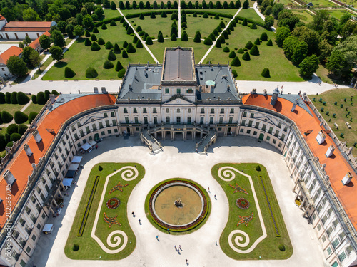 Foto Aerial top down view of the Baroque Esterhazy Palace in Fertod, Hungary