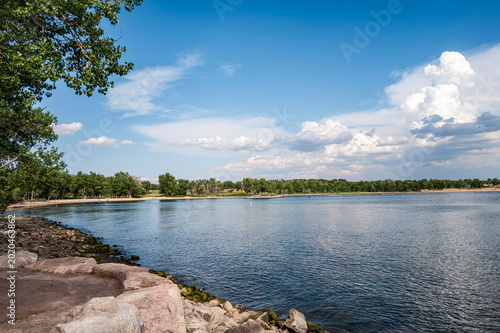 Quadro em tela A vast view of the lake at Cherry Creek State Park in Colorado from a favored fishing spot with a faraway sandy beach extending along the shoreline