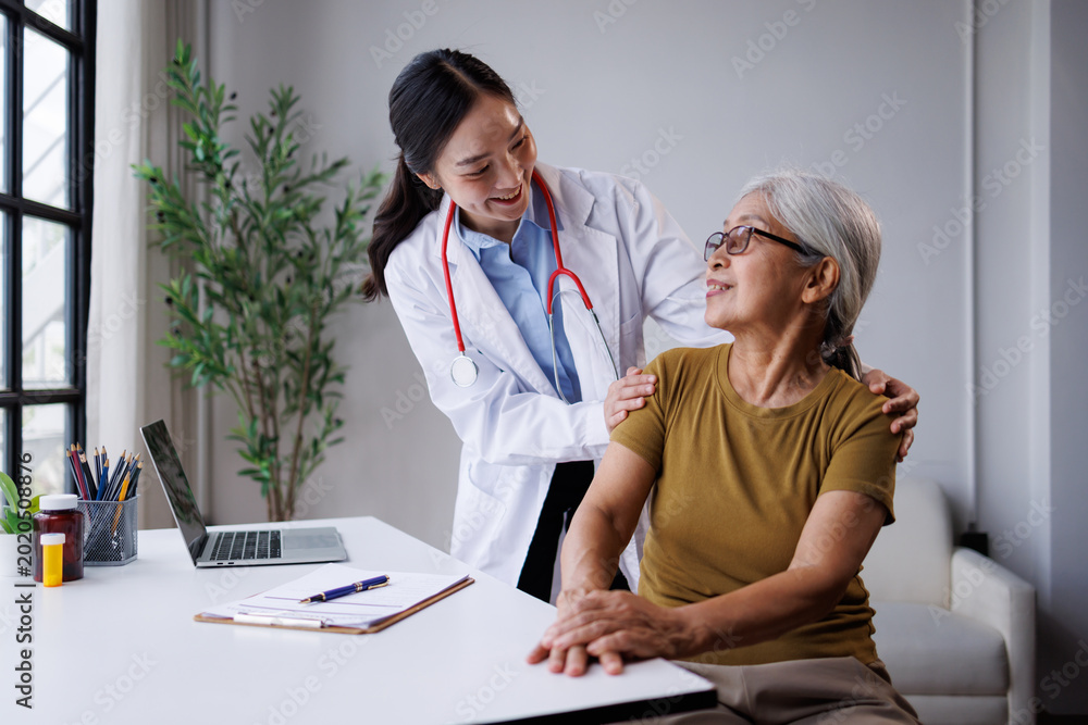 Φωτογραφία Asian female doctor providing comforting care closeness and support to a senior