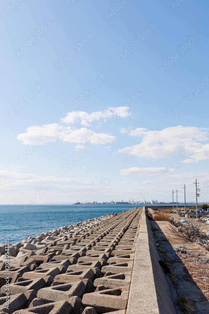 Fototapeta premium 江井ヶ島港の防波堤（兵庫県明石市）