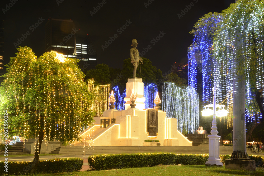 Φωτογραφία The trees are beautifully illuminated with lights at the front gate of Lumpini Park features a monument to King Rama VI on Red Cross Fair event