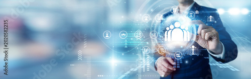 Foto Manager hand hold global CUSTOMER RELATIONSHIP MANAGEMENT and network databases