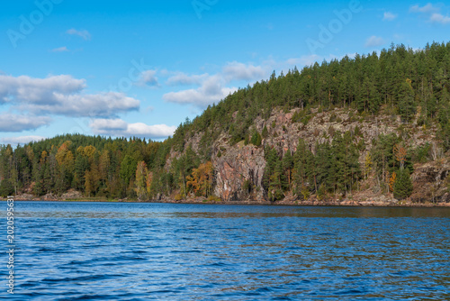 фотографія Rocky shores of Lake Ladoga near the village of Lumivaara on a sunny autumn day,