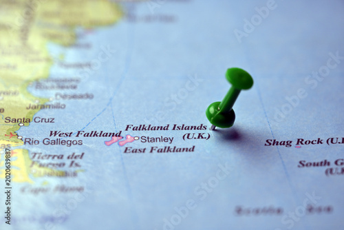 Foto Green Push Pin Highlighting Falkland Islands on Vintage Paper World Map Macro Cl